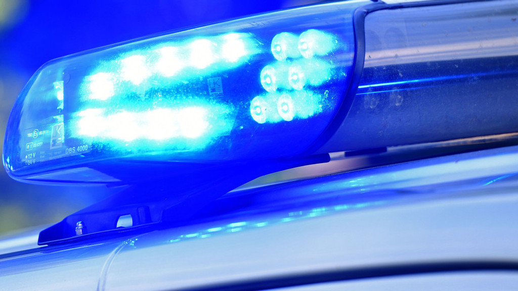 Ein eingeschaltetes Blaulicht auf einem Polizeifahrzeug.