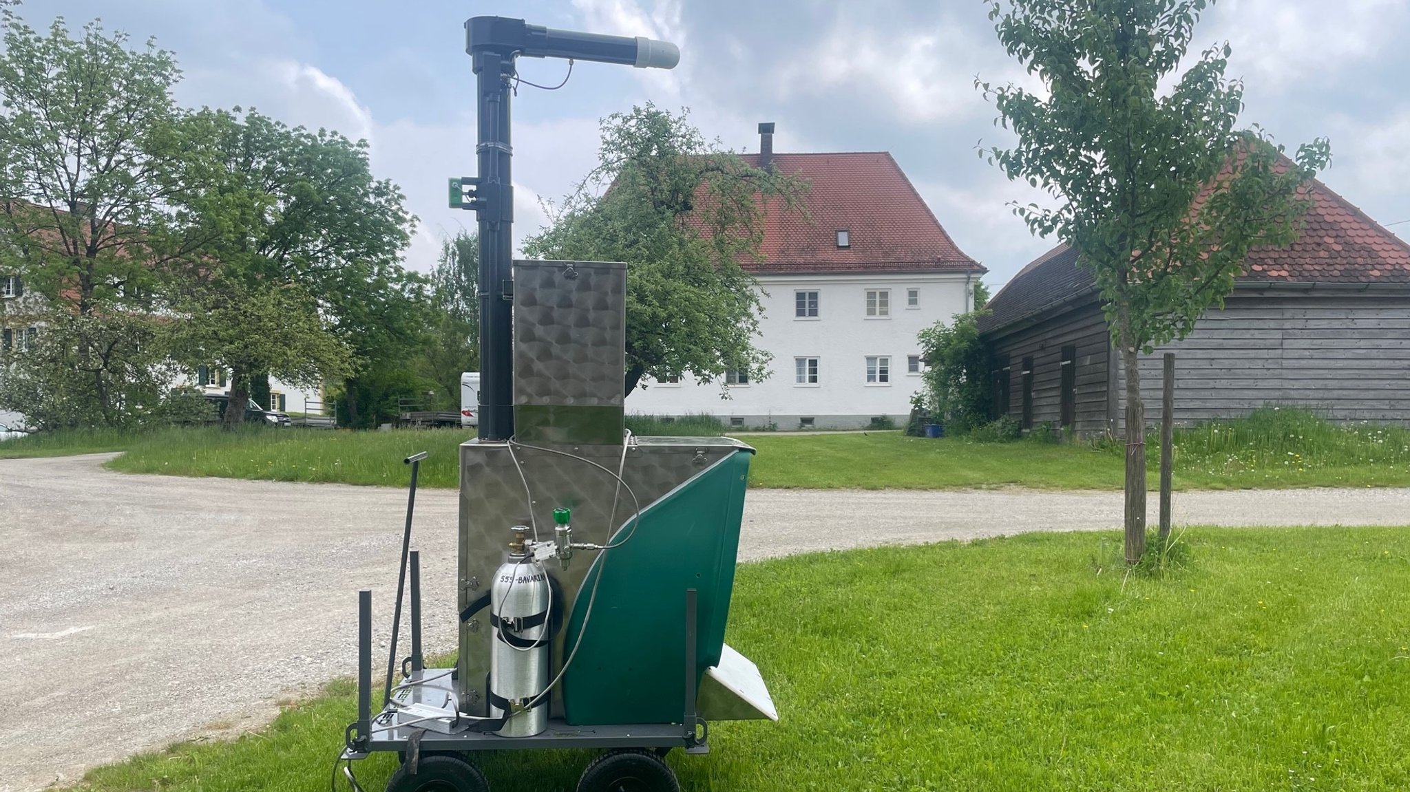 GreenFeed-Analysator vor dem Einbau: Das Gerät misst die Methan-Konzentration in der Atemluft der Kühe.