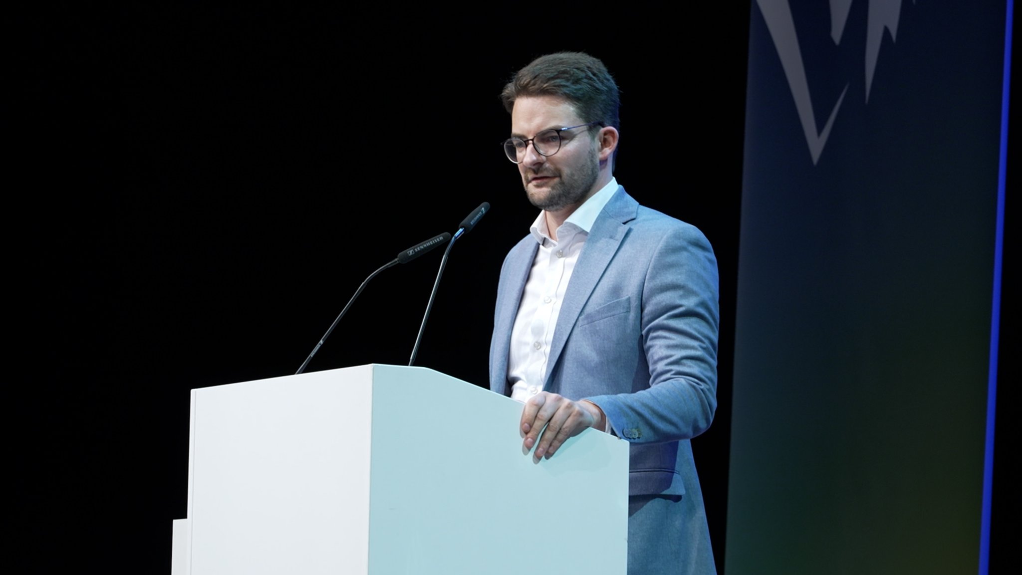 Der neu-gewählte Landesvorsitzende der Jungen Union Bayern, Manuel Knoll, spricht bei der Landesversammlung in Aschaffenburg. | Bild: BR Der neu-gewählte Landesvorsitzende der Jungen Union Bayern, Manuel Knoll, spricht bei der Landesversammlung in Aschaffenburg.
