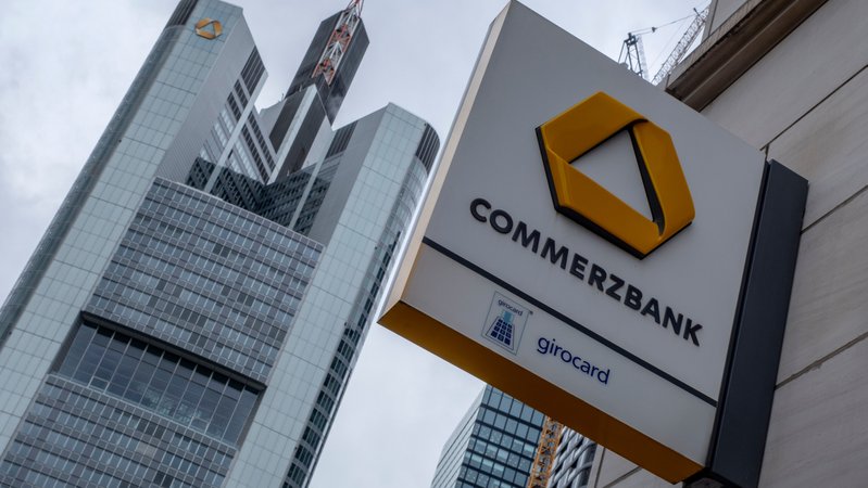 Commerzbank-Logo in Frankfurt am Main (Archivbild) | Bild: picture alliance / ASSOCIATED PRESS Commerzbank-Logo in Frankfurt am Main (Archivbild)