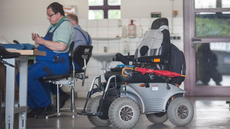 Ein motorisierter Rollstuhl steht in Berlin in einer Werkstatt der Stephanus Werkstätten.