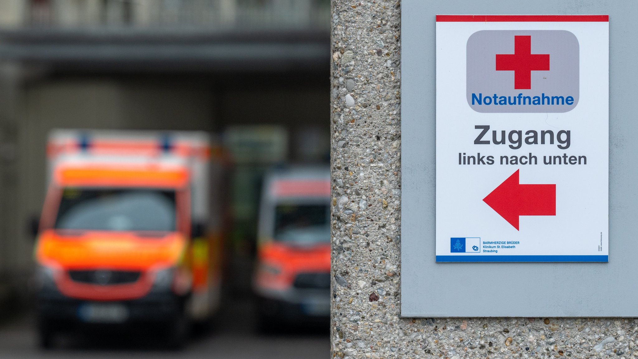 "Notaufnahme - Zugang links nach unten" steht auf einem Schild vor dem Klinikum St. Elisabeth in Straubing