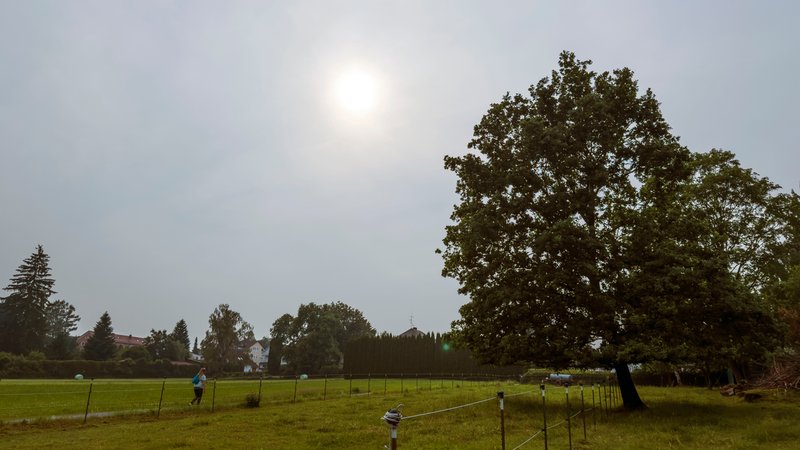 Auch über Bad Wörishofen im Unterallgäu zeigt sich der Himmel milchig | Bild: pa/dpa/Bernd FeilM.i.S. Auch über Bad Wörishofen im Unterallgäu zeigt sich der Himmel milchig