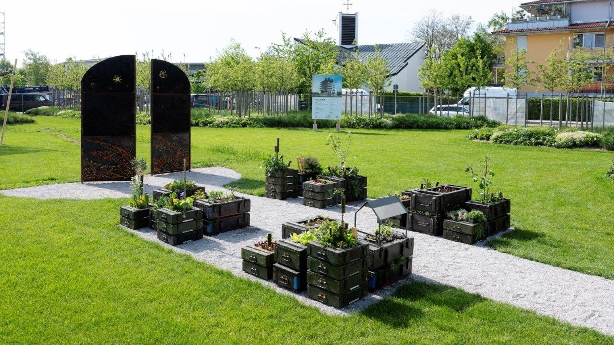 Im Holy Garden gibt es eine Basilika. Die Wände sind aber nicht aus Steinen, sondern aus Blühstreifen - auf ihnen werden bald Blumen wachsen.