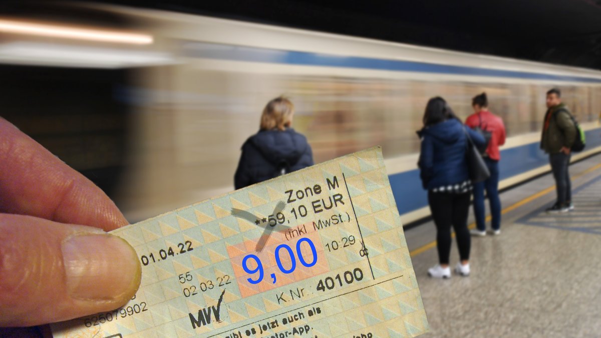 Fotomontage 9-Euro-Ticket wird vor einen Bahnsteig in der U-Bahn gehalten
