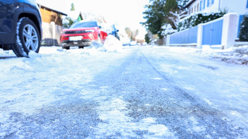 Die kommenden Tage wird es schneien - und die Straßen in Bayern könnten glatt werden, wie hier Ende November bereits. | Bild: pa/dpa/Revierfoto Die kommenden Tage wird es schneien - und die Straßen in Bayern könnten glatt werden, wie hier Ende November bereits.