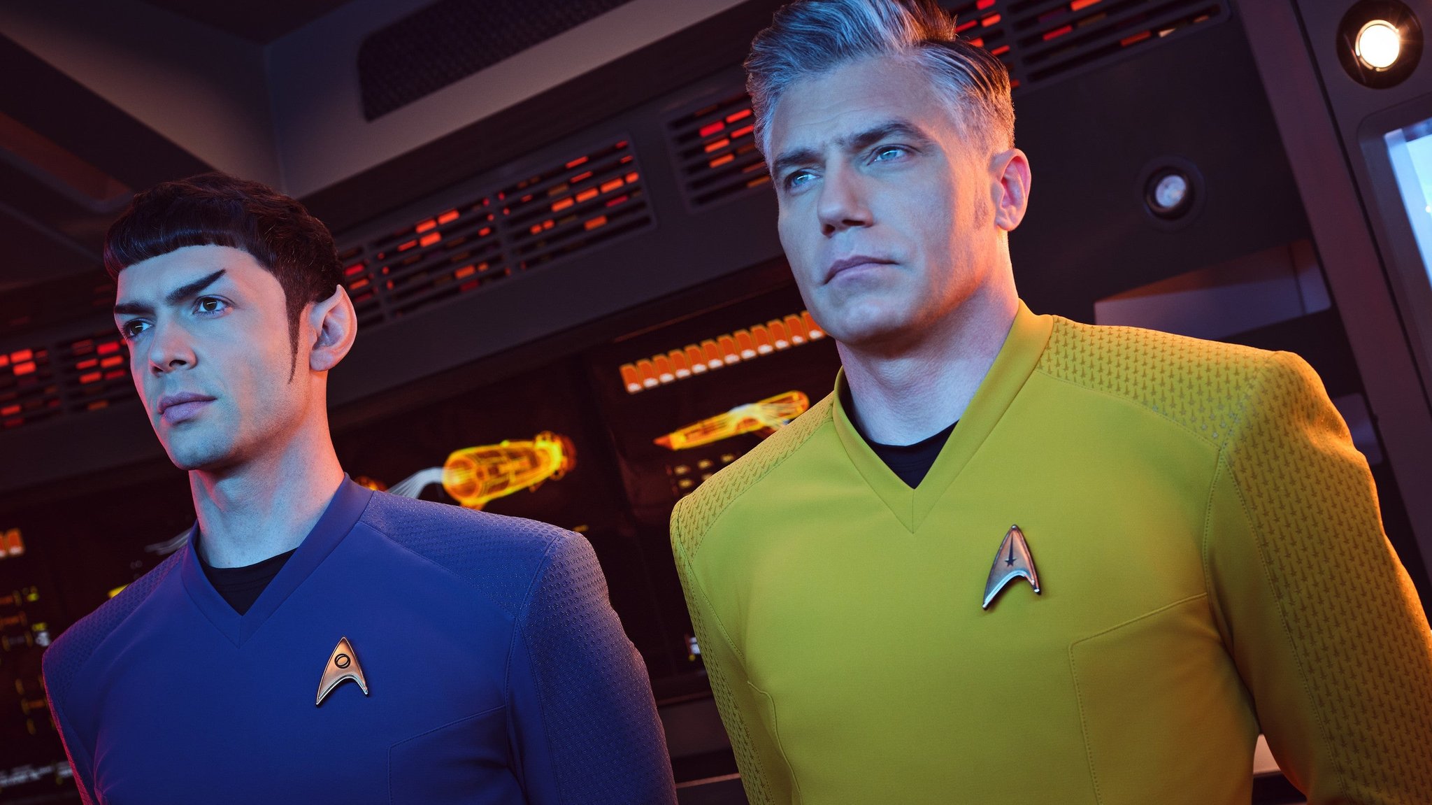 Wissenschaftsoffizier Spock und Captain Pike auf der Brücke der USS Enterprise | Bild: Marni Grossman/Paramount+ Wissenschaftsoffizier Spock und Captain Pike auf der Brücke der USS Enterprise