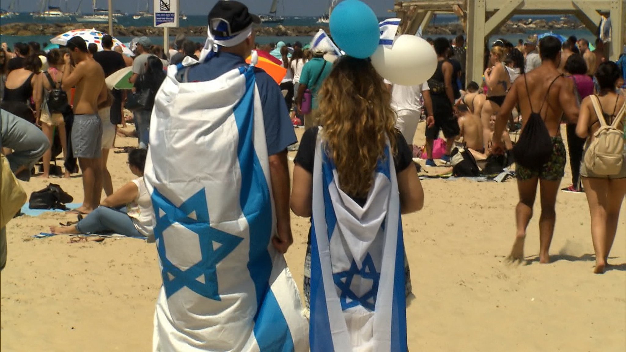 Bild: Israelis mit Fahnen am Strand