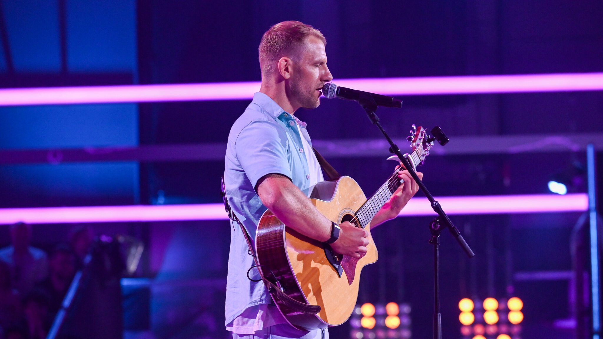 Tobias Enzl spielt Gitarre und singt