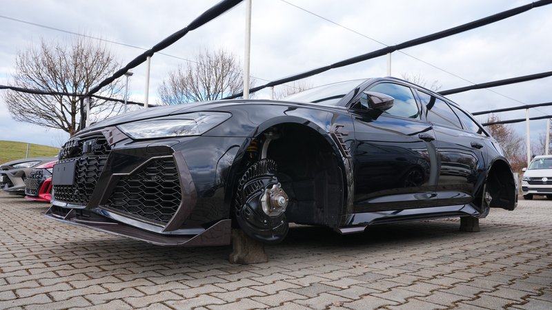 Ein schwarzer Audi steht ohne Reifen und Bremsen auf Pflastersteinen aufgebockt. | Bild: Daniel Abt Ein schwarzer Audi steht ohne Reifen und Bremsen auf Pflastersteinen aufgebockt.