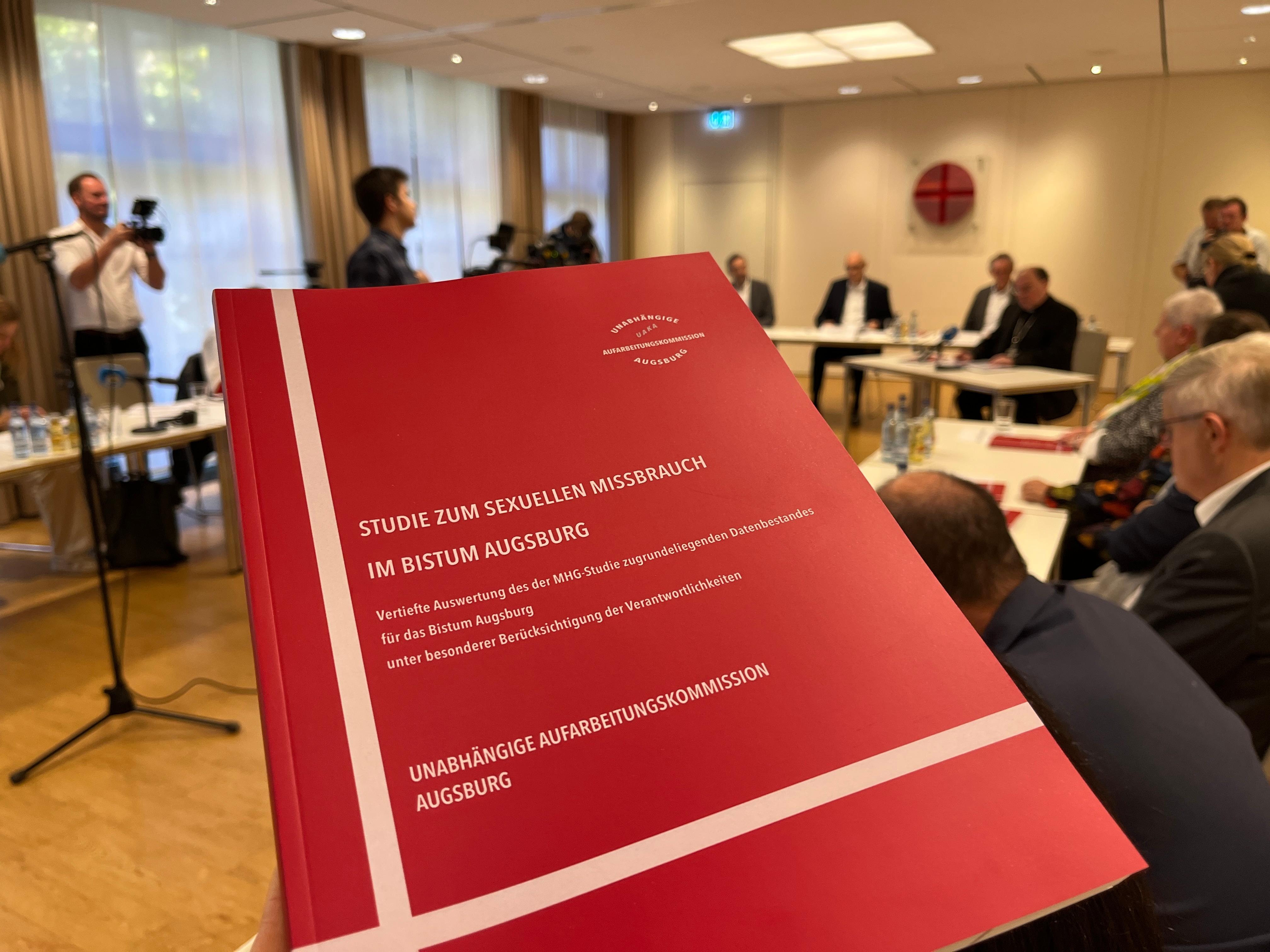 206 Seiten umfasst die Studie der Unabhängigen Aufarbeitungskomission Augsburg zu sexuellem Missbrauch im Bistum Augsburg.