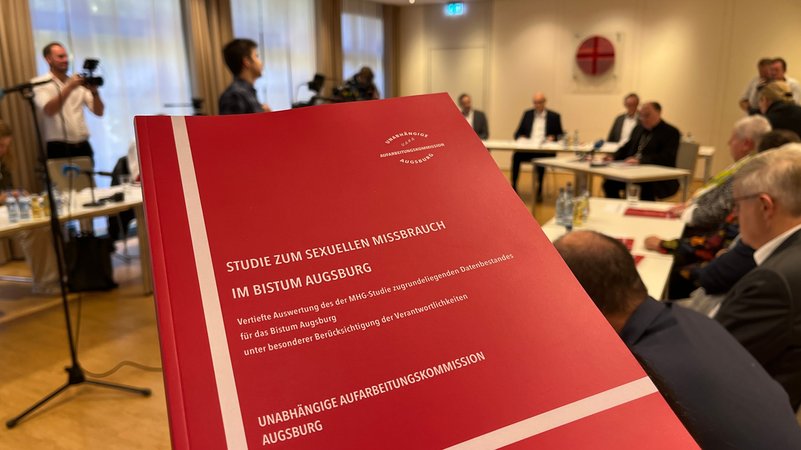 206 Seiten umfasst die Studie der Unabhängigen Aufarbeitungskomission Augsburg zu sexuellem Missbrauch im Bistum Augsburg. | Bild: BR / Thomas Pösl 206 Seiten umfasst die Studie der Unabhängigen Aufarbeitungskomission Augsburg zu sexuellem Missbrauch im Bistum Augsburg.