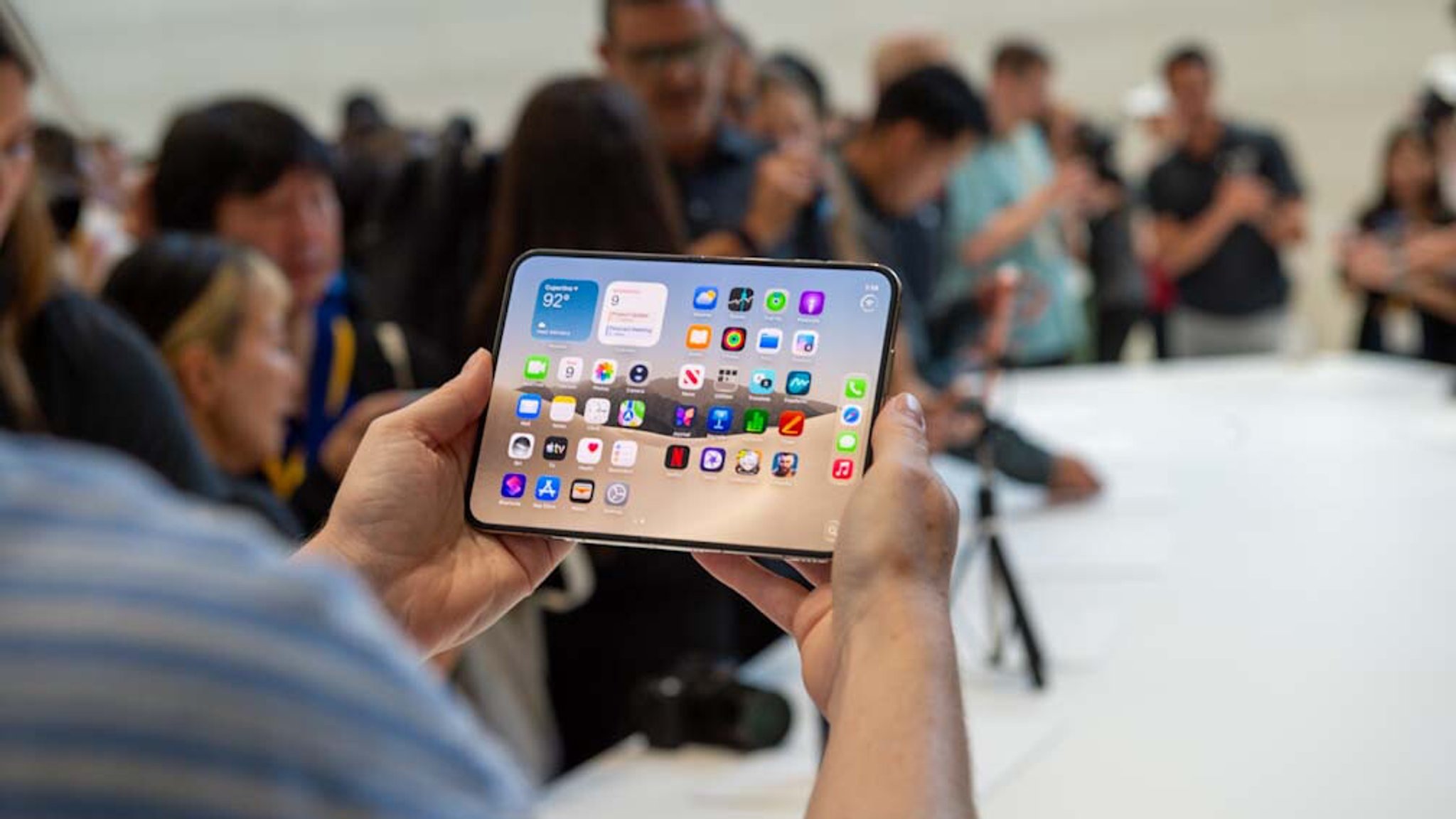 Ein Mann hält das neue Apple iPhone Duo in den Händen. | Bild: picture alliance/dpa | Andrej Sokolow Ein Mann hält das neue Apple iPhone Duo in den Händen.