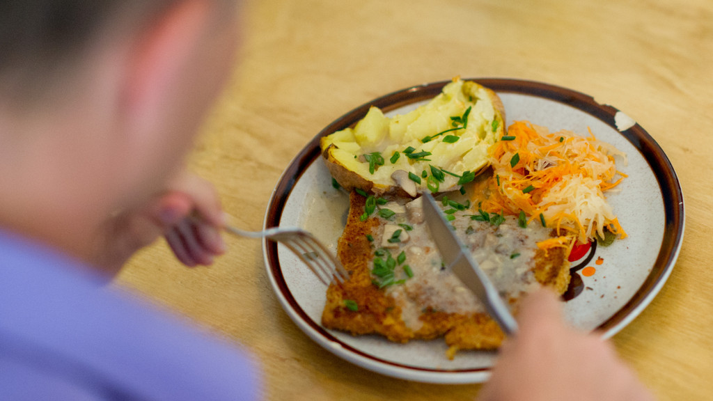 Symbolbild: Soja-Schnitzel, Gemüse und einer Ofenkartoffel.