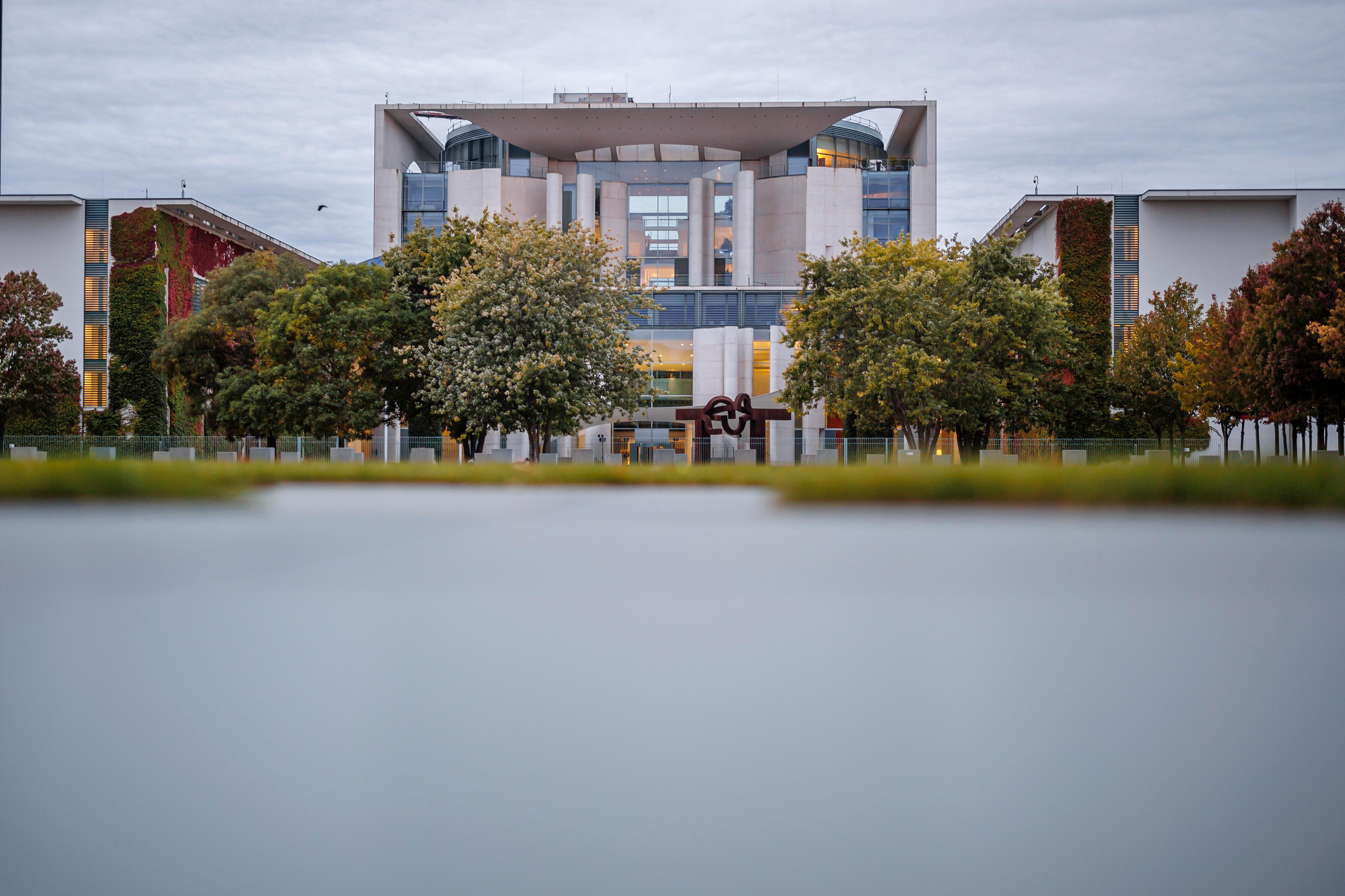 ARCHIV (26.09.2025): Symbolfoto. Blick auf das Bundeskanzleramt am fruehen Morgen.