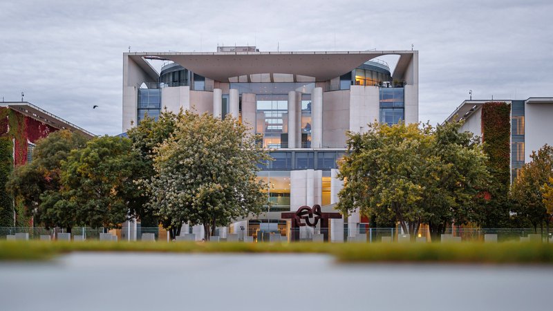 ARCHIV (26.09.2025): Symbolfoto. Blick auf das Bundeskanzleramt am fruehen Morgen. | Bild: picture alliance / photothek.de | Thomas Trutschel ARCHIV (26.09.2025): Symbolfoto. Blick auf das Bundeskanzleramt am fruehen Morgen.