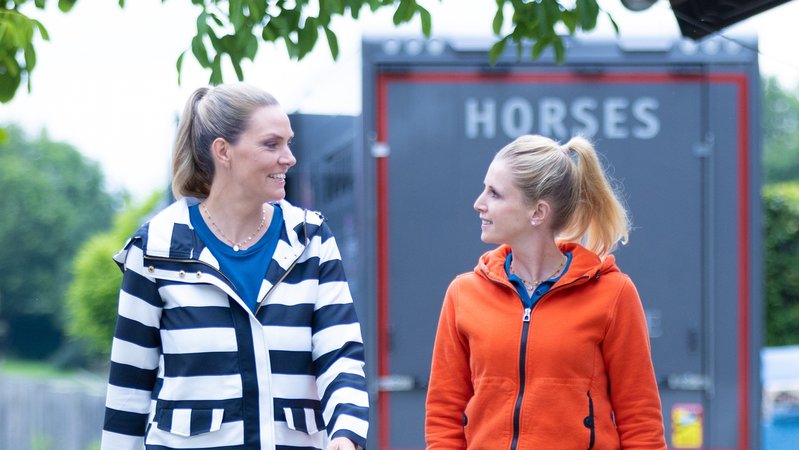 BR-Moderatorin Julia Scharf und Dressurreiterin Jessica von Bredow-Werndl | Bild: BR/Markus Konvalin/Thomas Murmann BR-Moderatorin Julia Scharf und Dressurreiterin Jessica von Bredow-Werndl