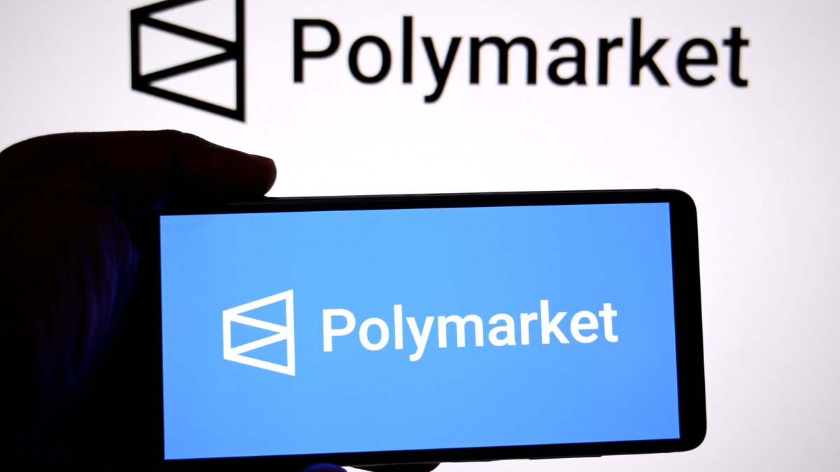 Logo der Wettplattform Polymarket auf Smartphone