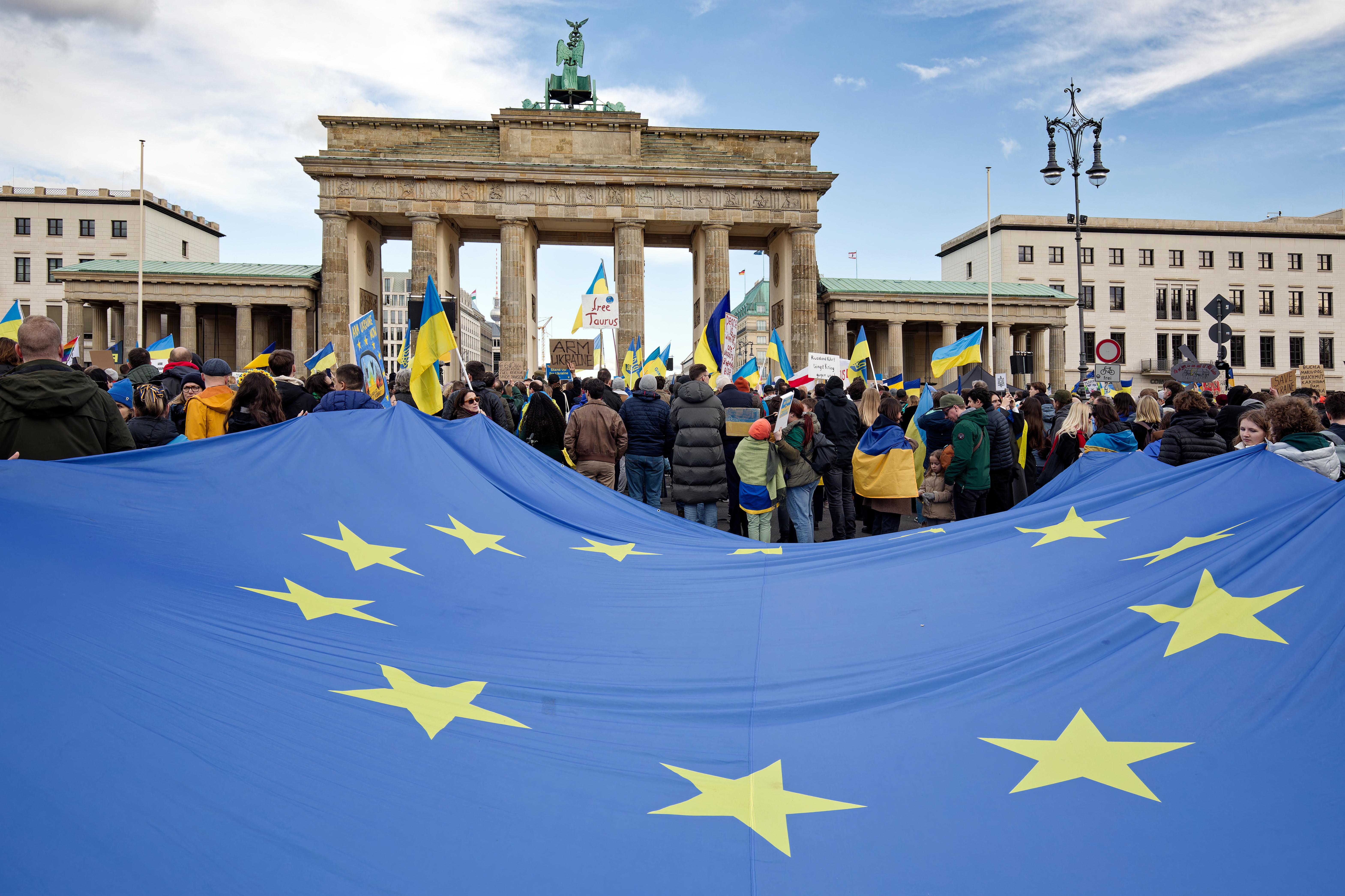 (Symbolbild) Nach Ansicht der Bundesregierung erfüllt die Ukraine alle Voraussetzungen, um die Verhandlungen zum EU-Beitritt zu eröffnen