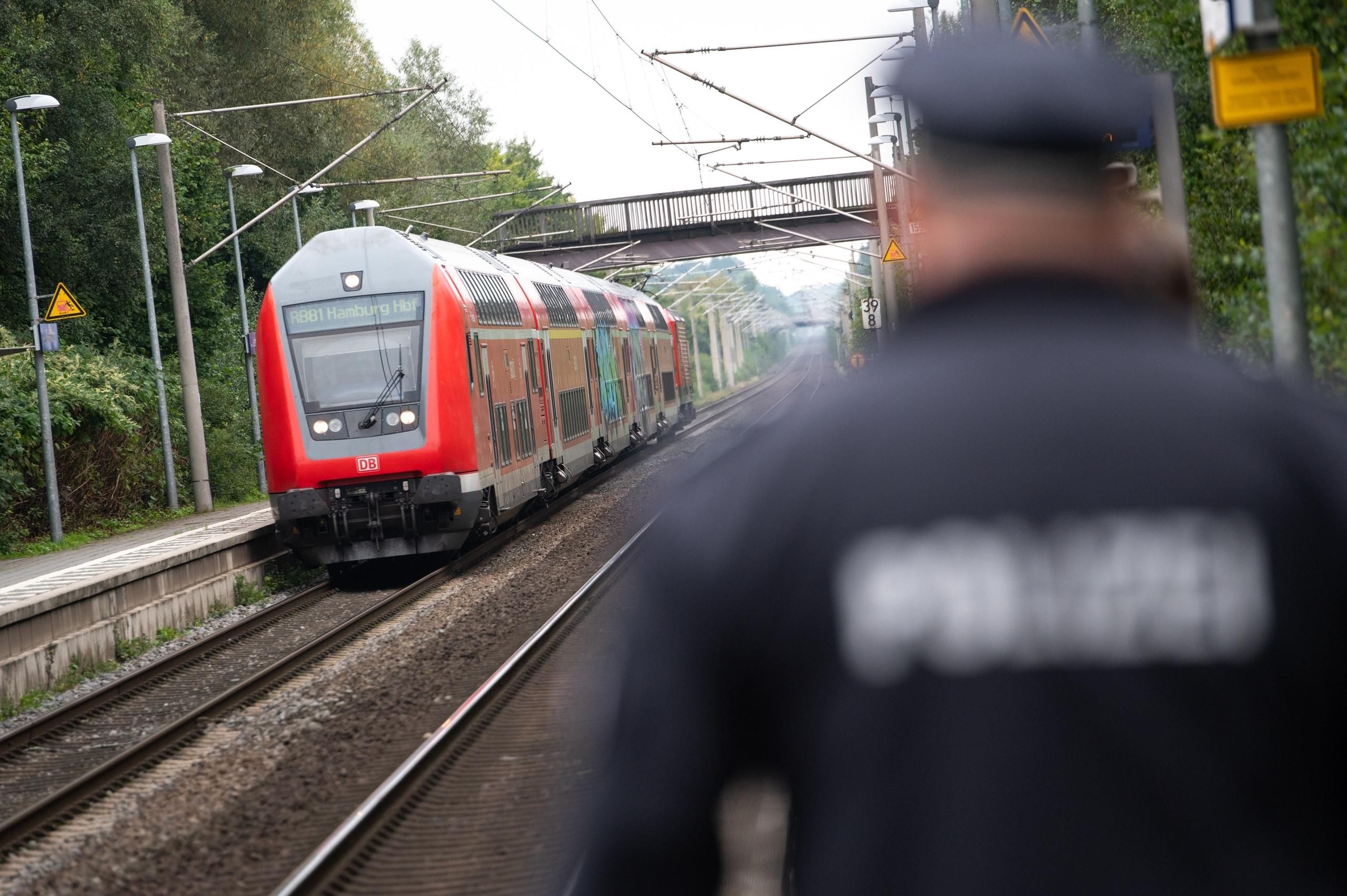 Polizeieinsatz an einer Regionalbahn (Symbolbild).