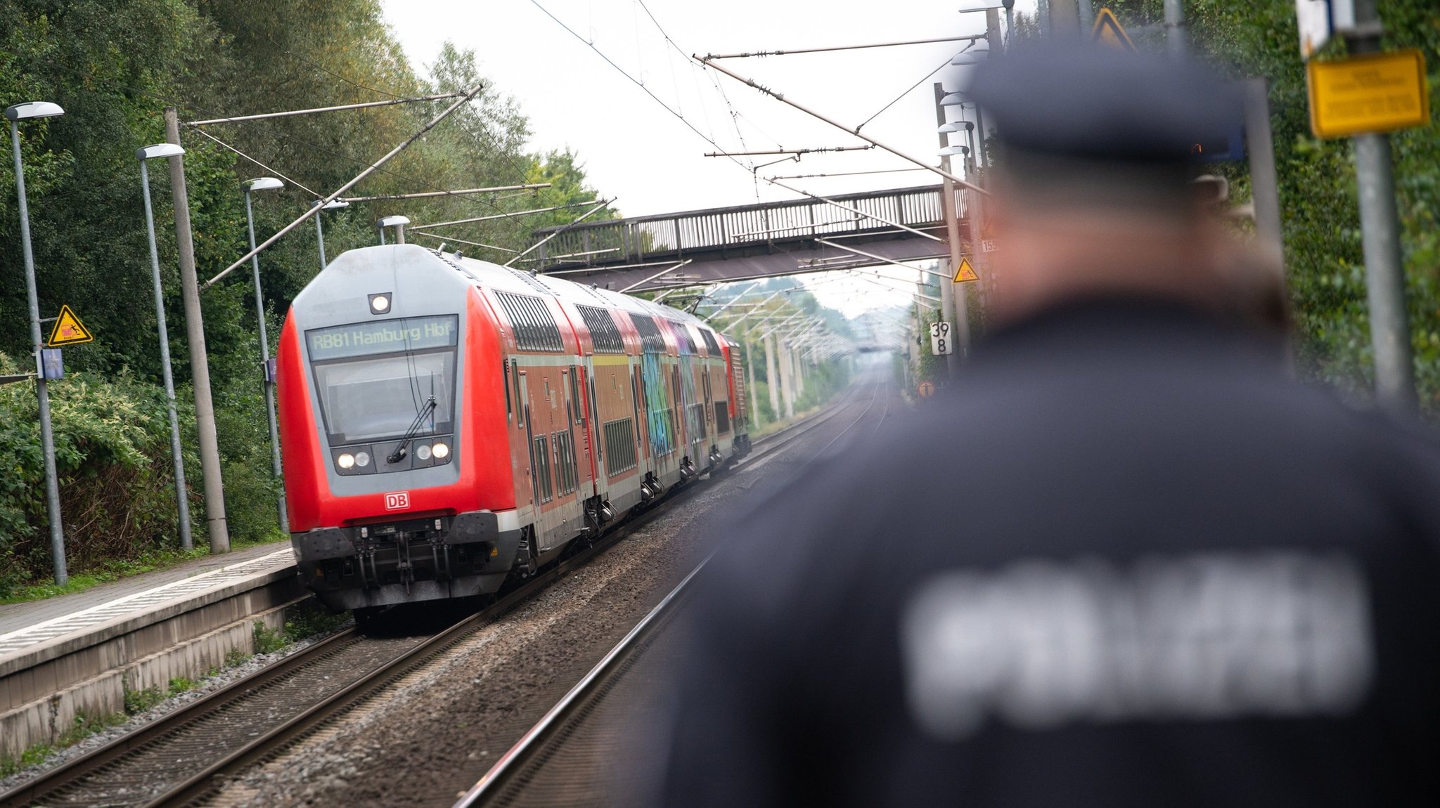 Polizeieinsatz an einer Regionalbahn (Symbolbild).