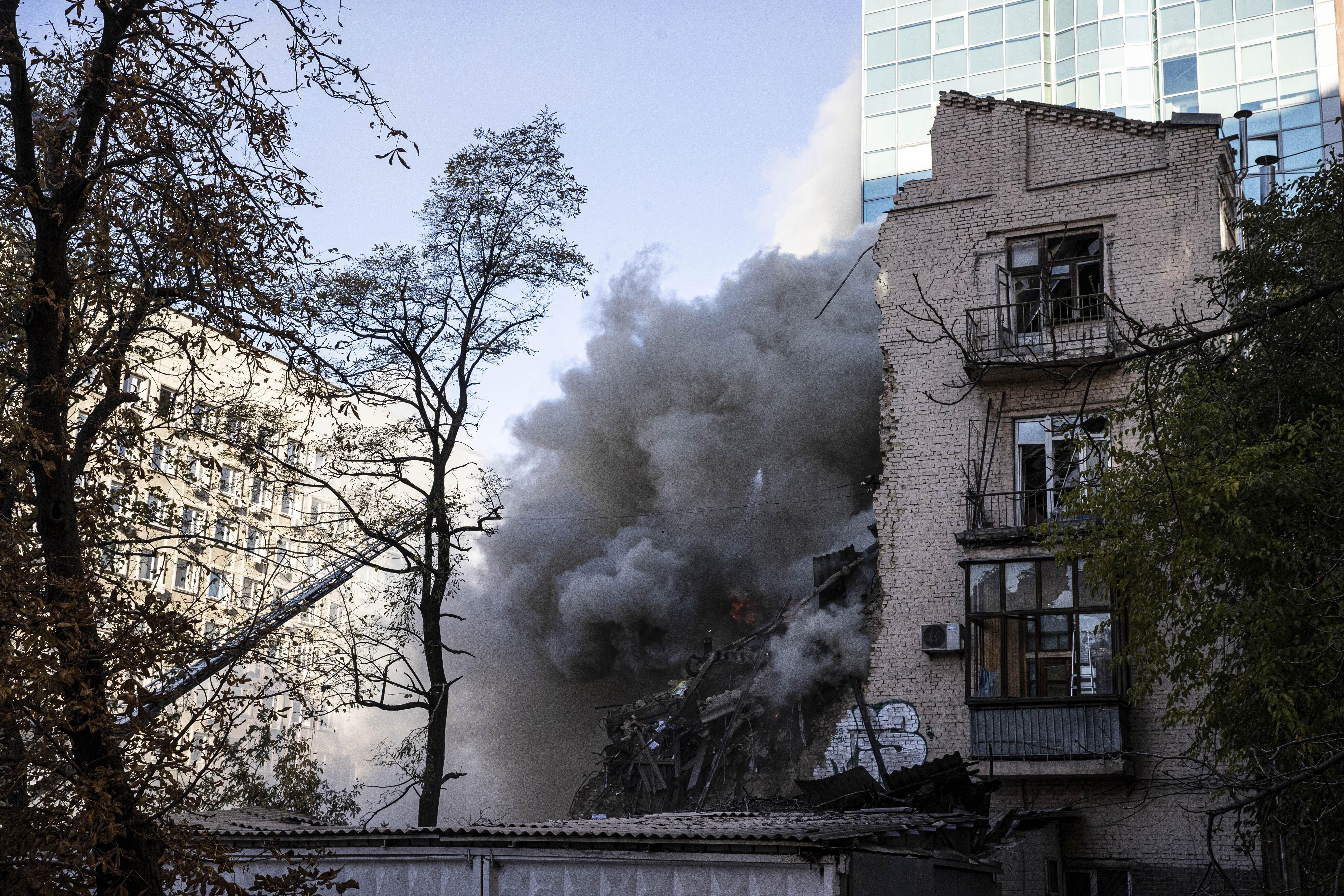 Tote Bei Russischem Angriff Mit Kamikaze-Drohnen In Kiew | BR24