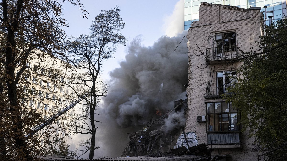 17.10.22: Nach russischen Angriffen zerstörtes Haus in der ukrainischen Hauptstadt Kiew.