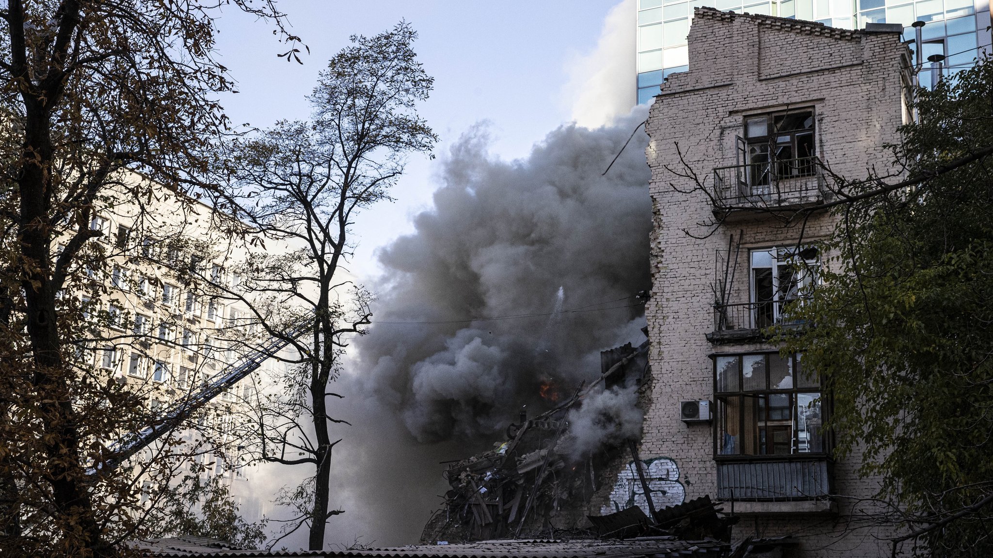 17.10.22: Nach russischen Angriffen zerstörtes Haus in der ukrainischen Hauptstadt Kiew.