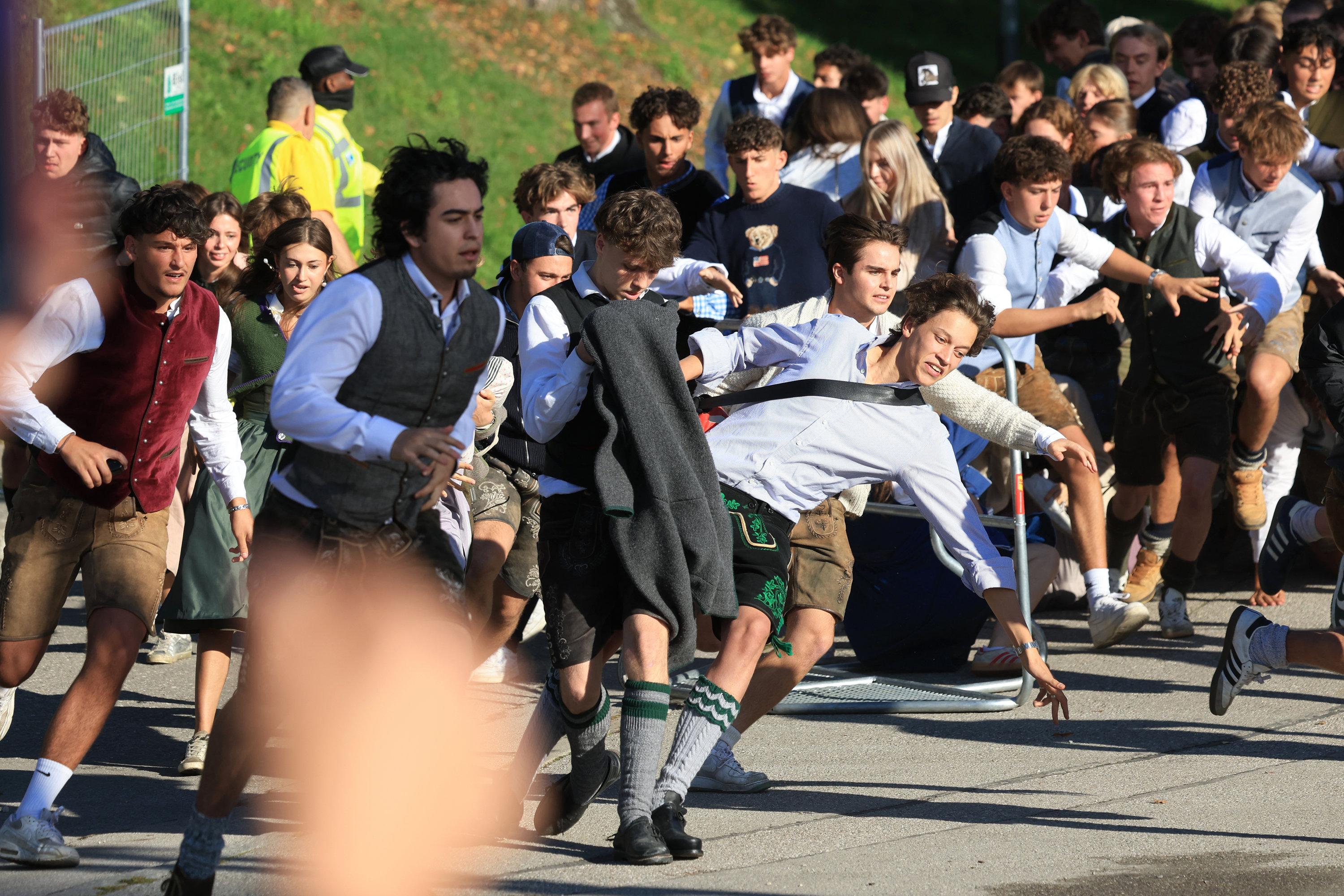20.09.2025, Bayern, München: Besucher stürmen zum Start des Oktoberfestes auf die Festwiese. Die 190. Wiesn findet vom 20. September bis 05. Oktober 2025 auf der Münchner Theresienwiese statt. Foto: Karl-Josef Hildenbrand/dpa +++ dpa-Bildfunk +++