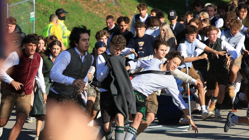 20.09.2025, Bayern, München: Besucher stürmen zum Start des Oktoberfestes auf die Festwiese. Die 190. Wiesn findet vom 20. September bis 05. Oktober 2025 auf der Münchner Theresienwiese statt. Foto: Karl-Josef Hildenbrand/dpa +++ dpa-Bildfunk +++ | Bild: dpa-Bildfunk/Karl-Josef Hildenbrand 20.09.2025, Bayern, München: Besucher stürmen zum Start des Oktoberfestes auf die Festwiese. Die 190. Wiesn findet vom 20. September bis 05. Oktober 2025 auf der Münchner Theresienwiese statt. Foto: Karl-Josef Hildenbrand/dpa +++ dpa-Bildfunk +++