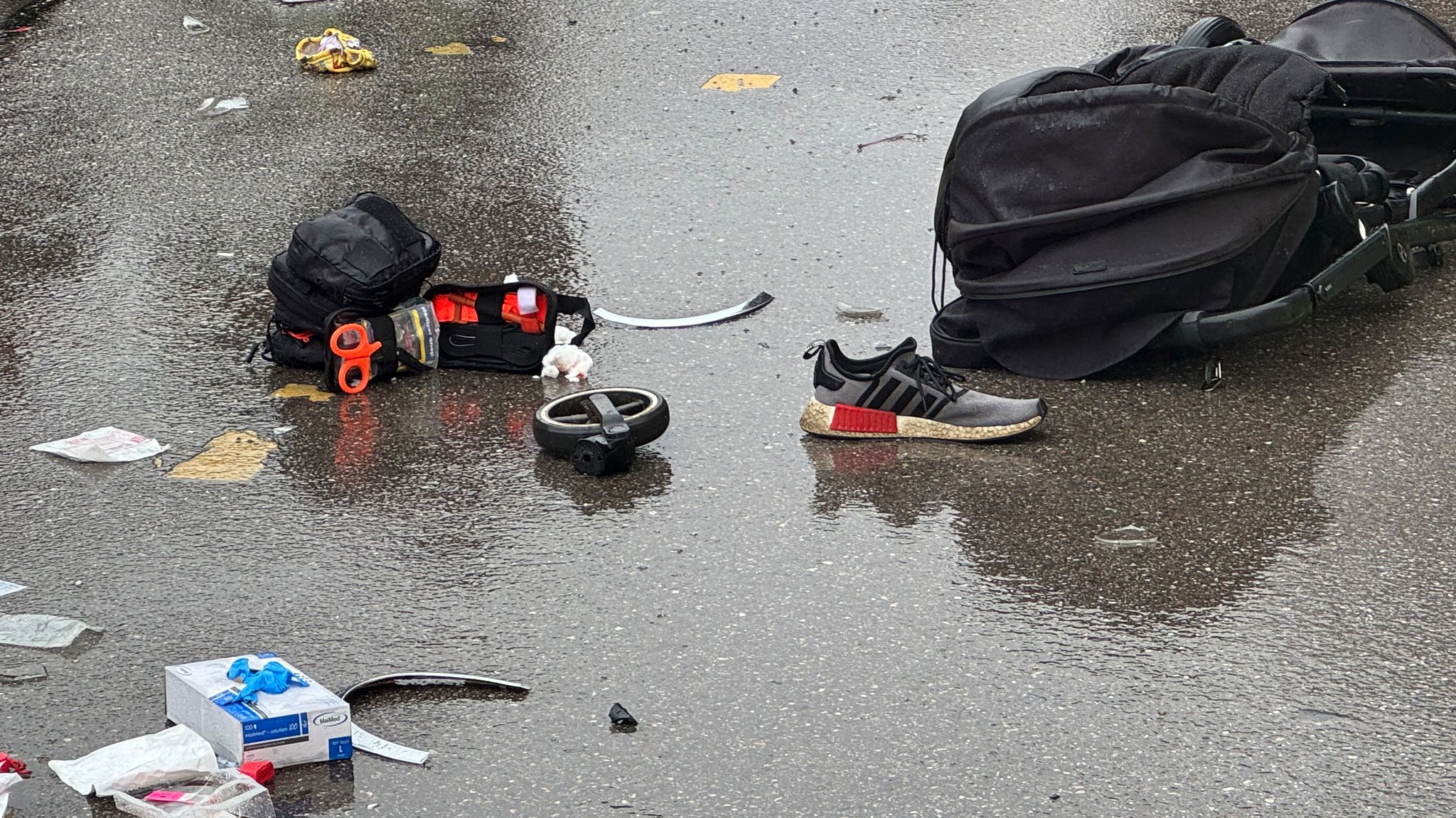 Ein Rucksack liegt in der Nähe Einsatzortes. In der Münchner Innenstadt ist ein Fahrzeug in eine Menschengruppe gefahren. 