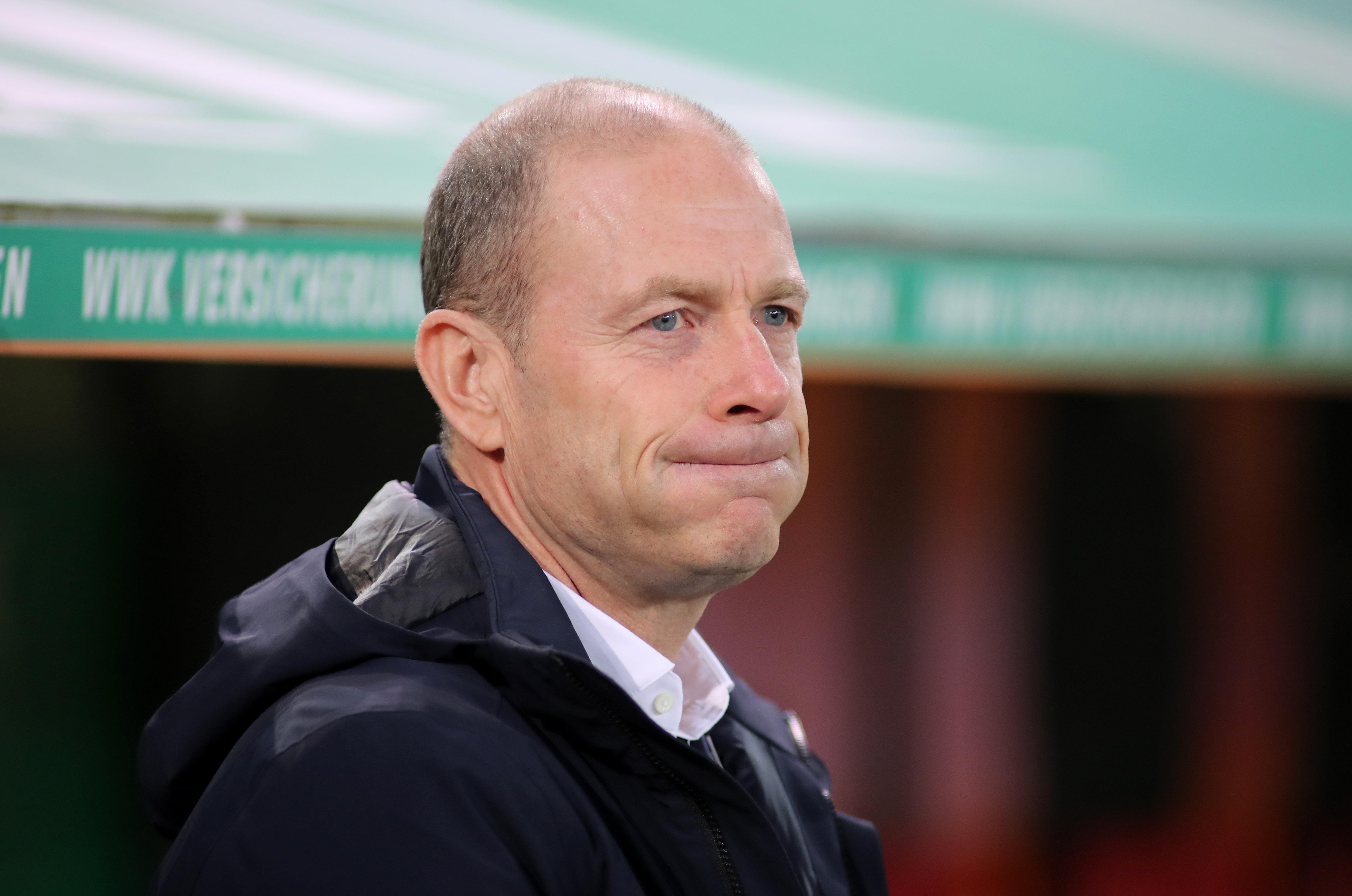 Jess Thorup am Spielfeldrand