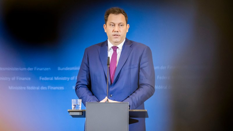 Lars Klingbeil, Bundesminister der Finanzen, äußert sich bei einer Pressekonferenz zur Sitzung des Arbeitskreises Steuerschätzung im Bundesfinanzministerium. | Bild: dpa-Bildfunk/Christoph Soeder Lars Klingbeil, Bundesminister der Finanzen, äußert sich bei einer Pressekonferenz zur Sitzung des Arbeitskreises Steuerschätzung im Bundesfinanzministerium.