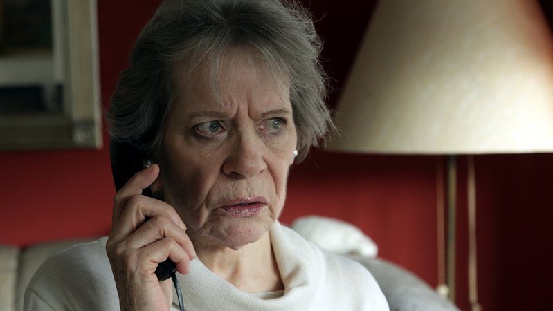 Eine Frau mit skeptischem Blick am Telefon | Bild: BR/Securitel Eine Frau mit skeptischem Blick am Telefon