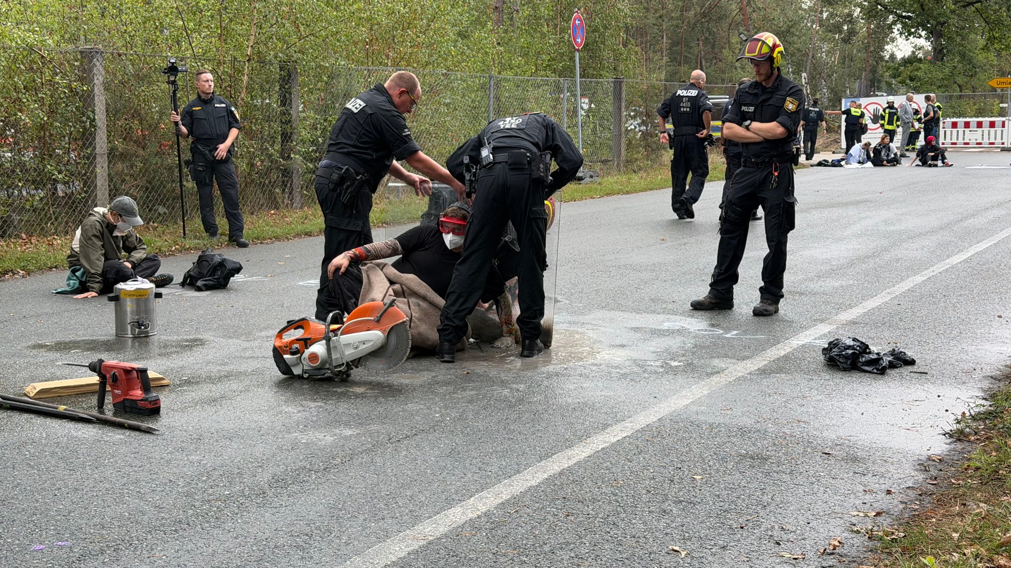 Einsatzkräfte der Polizei lösen Protestierende von einer Straße. | Bild: News5/Felix Besold Einsatzkräfte der Polizei lösen Protestierende von einer Straße.