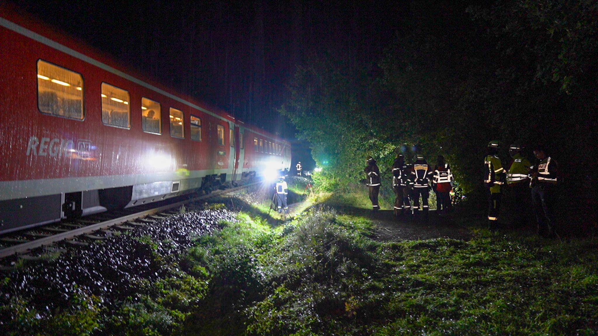Regionalzug rammt Baumstamm - Bahnstrecke stundenlang gesperrt