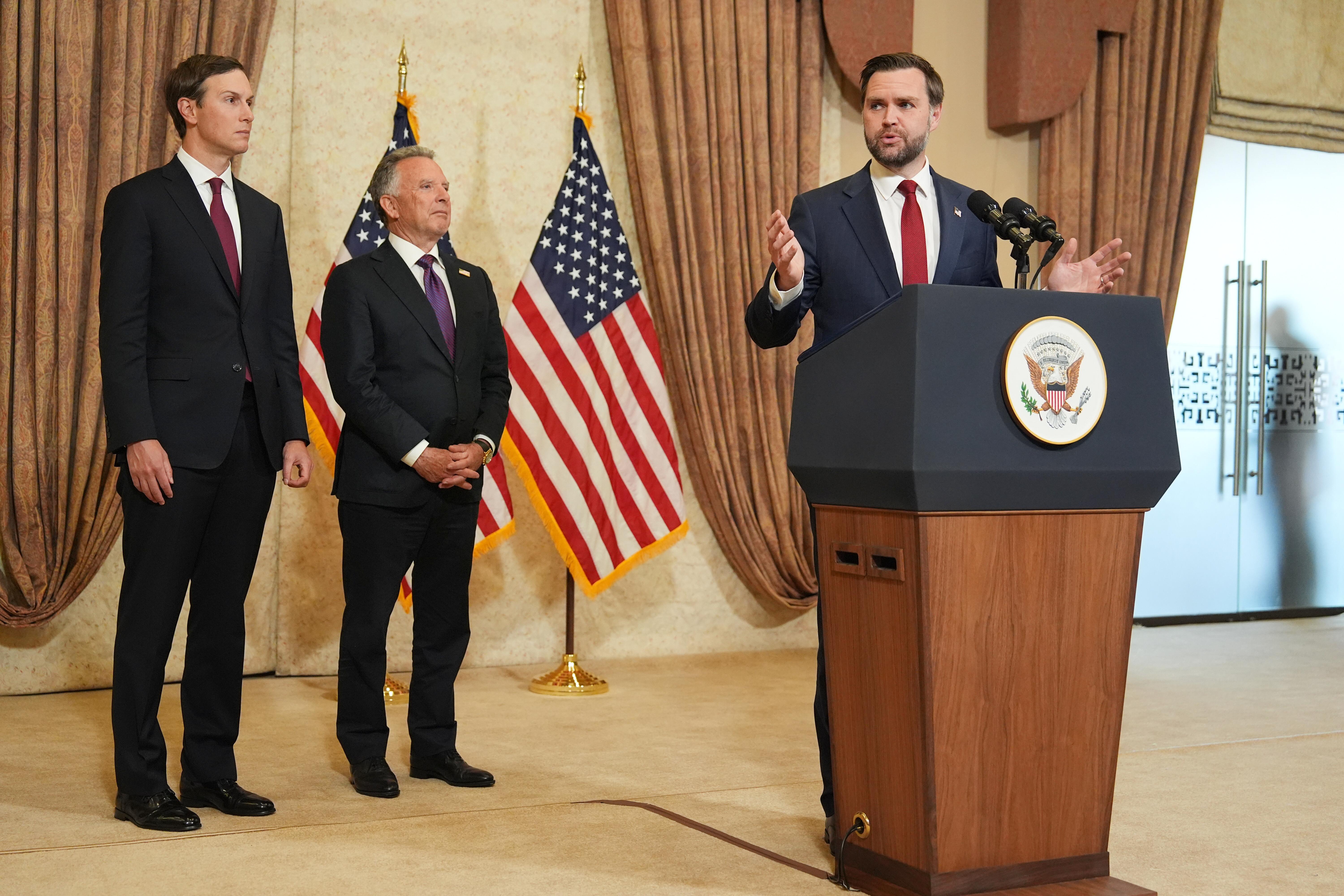 Jarde Kushner, Steve Witkoff und am Pult JD Vance 
