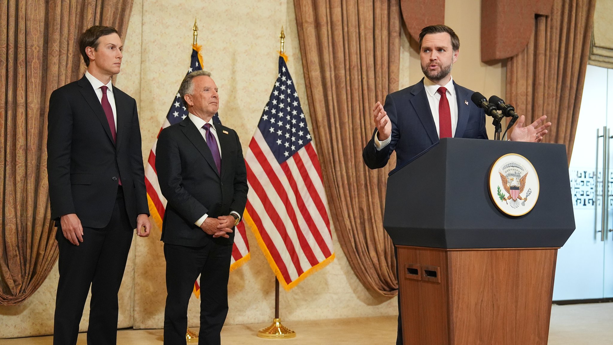 Jarde Kushner, Steve Witkoff und am Pult JD Vance 