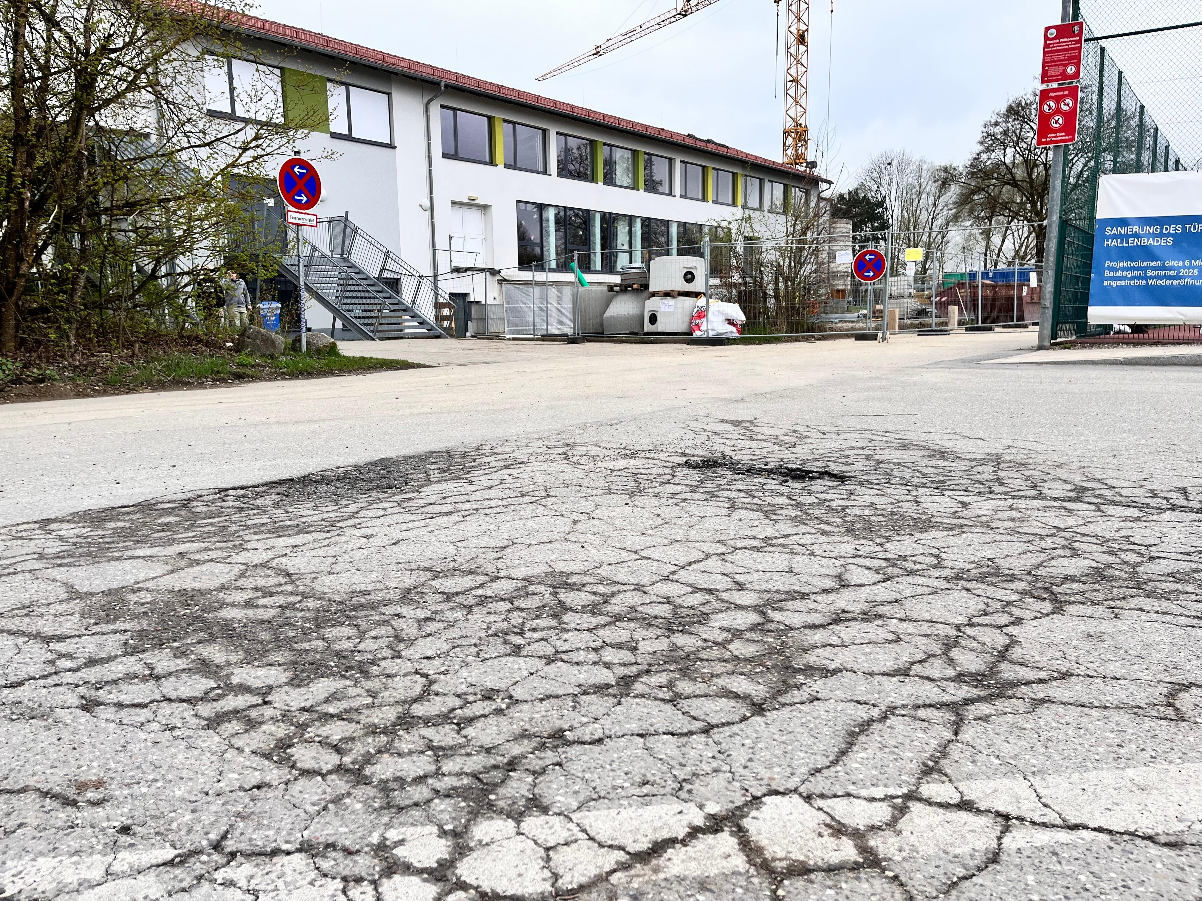 Straßenschäden vor der Grund- und Mittelschule Türkenfeld.
