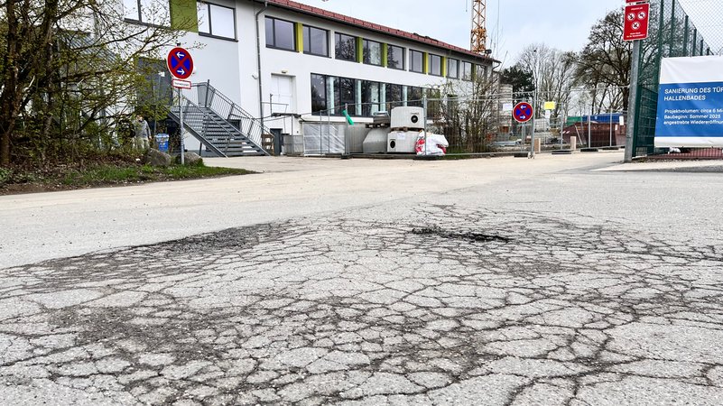 Straßenschäden vor der Grund- und Mittelschule Türkenfeld. | Bild: BR / Sandra Demmelhuber Straßenschäden vor der Grund- und Mittelschule Türkenfeld.