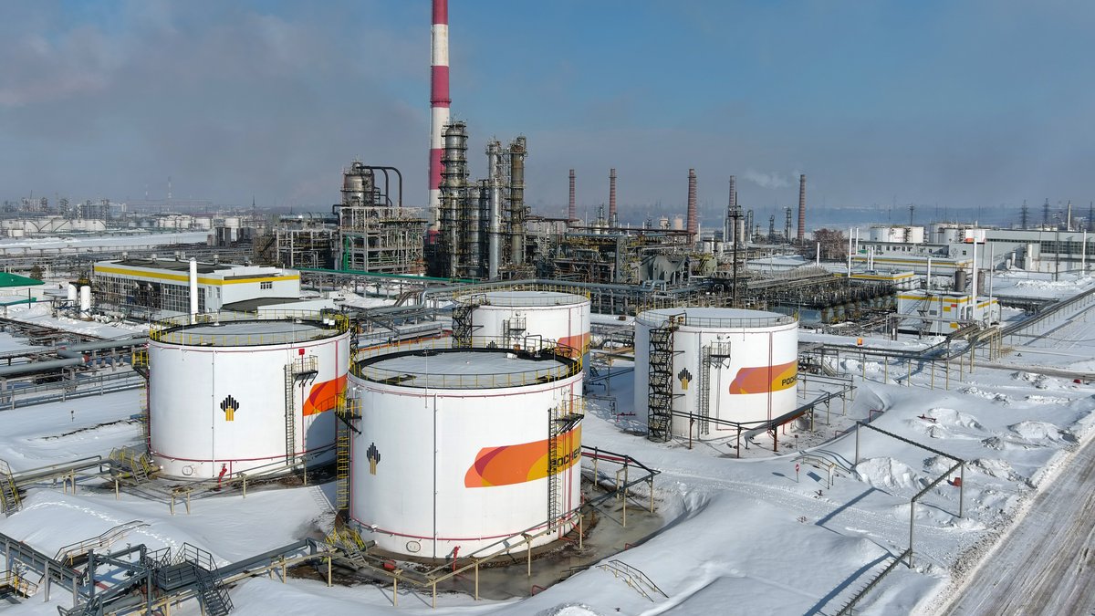 Eine Ölraffinerie in Sibirien