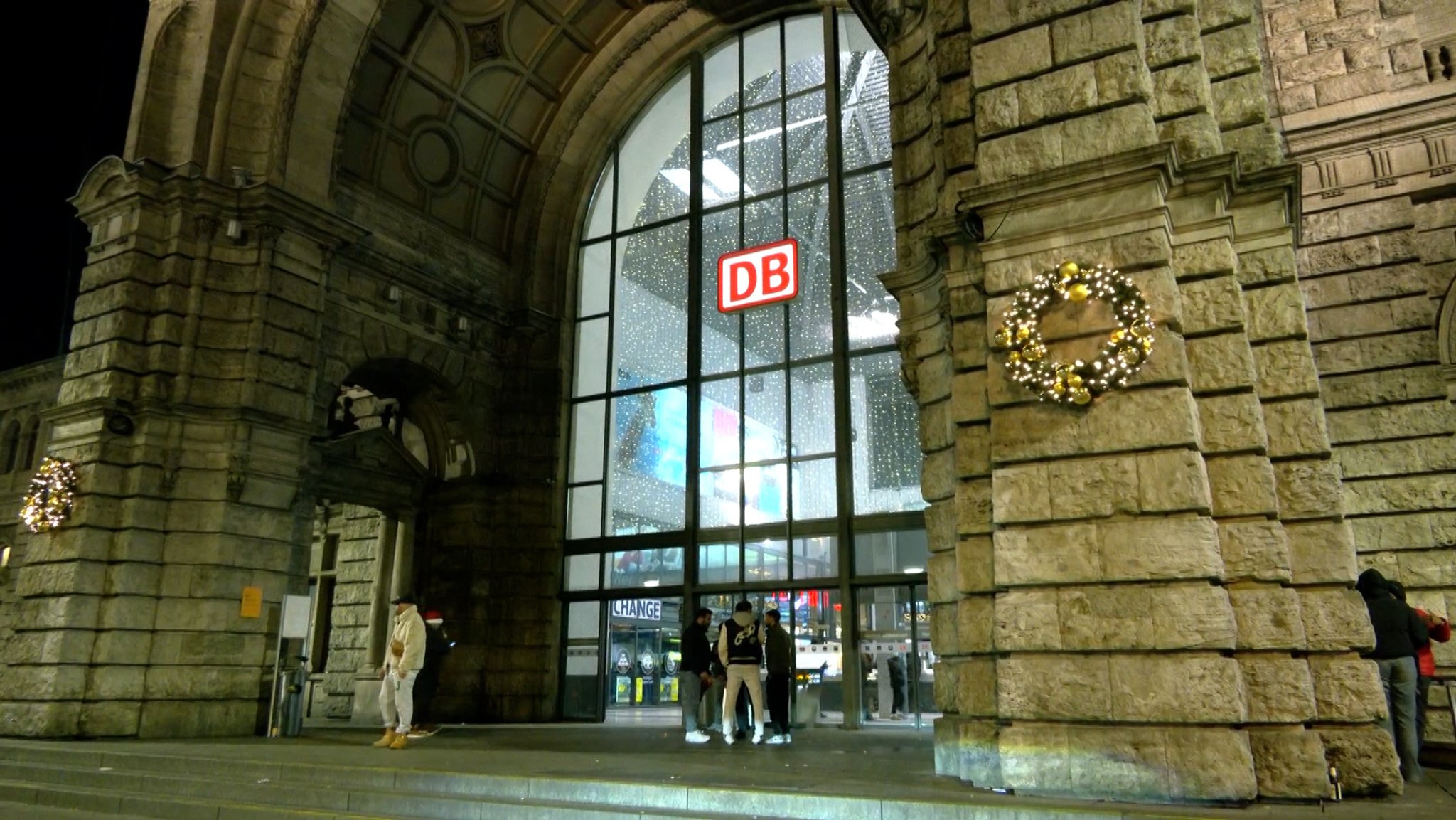 Wartende Reisende am Hauptbahnhof