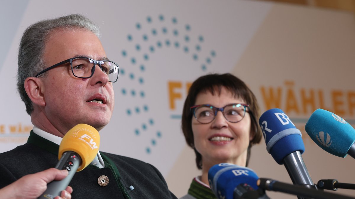 Florian Streibl (l), Fraktionsvorsitzender der Freien Wähler im Landtag, und Ulrike Müller, Agrarpolitische Sprecherin der Freien Wähler
