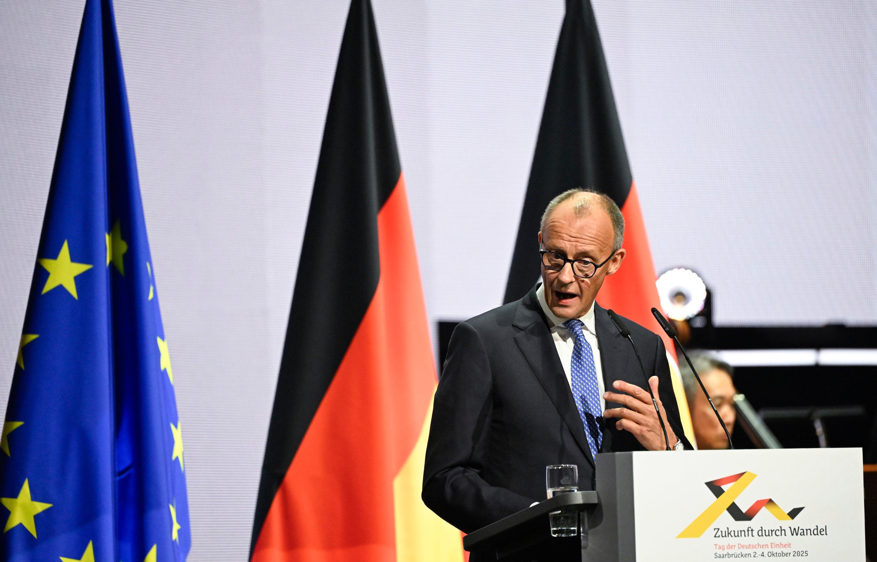 Bundeskanzler Friedrich Merz (CDU) spricht anlässlich der zentralen Feierlichkeiten zum Tag der Deutschen Einheit in der Saarbrücker Kongresshalle.