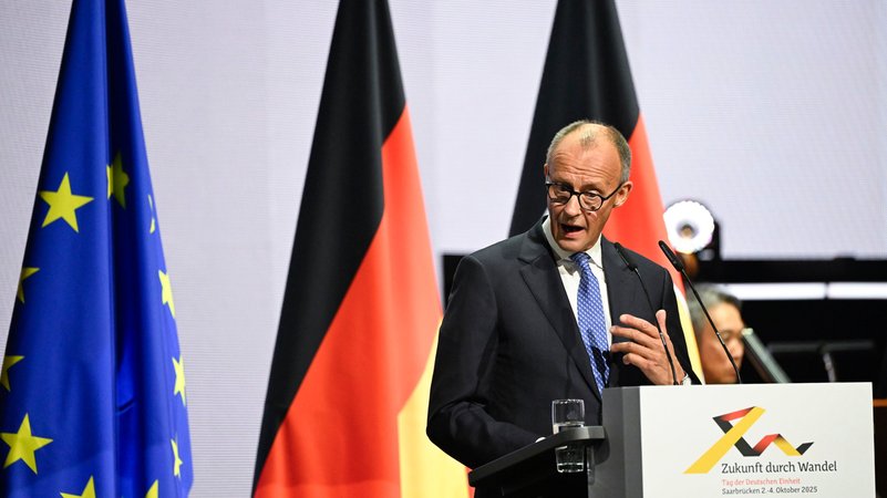 Bundeskanzler Friedrich Merz (CDU) spricht anlässlich der zentralen Feierlichkeiten zum Tag der Deutschen Einheit in der Saarbrücker Kongresshalle. | Bild: dpa-Bildfunk/Jean-Christophe Verhaegen Bundeskanzler Friedrich Merz (CDU) spricht anlässlich der zentralen Feierlichkeiten zum Tag der Deutschen Einheit in der Saarbrücker Kongresshalle.