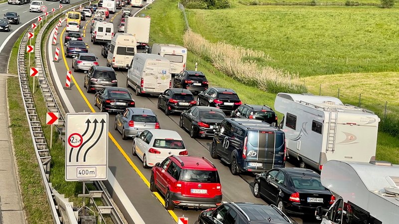 Stau auf der Autobahn | Bild: BR/Sabine Schmalhofer Stau auf der Autobahn