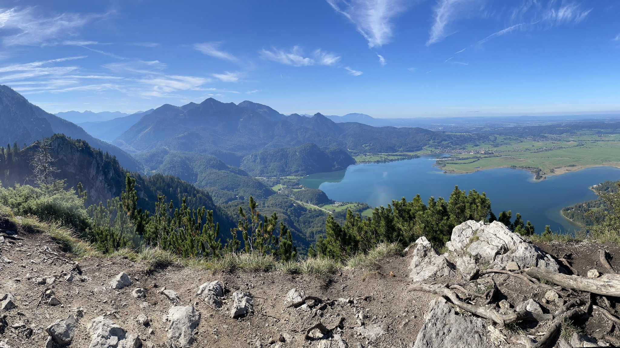 Sonniges Bergwetter am Sonnenspitz mit Blick auf Jochberg, Kesselbergstraße, Herzogstand und den Kochelsee am 27.9.2023