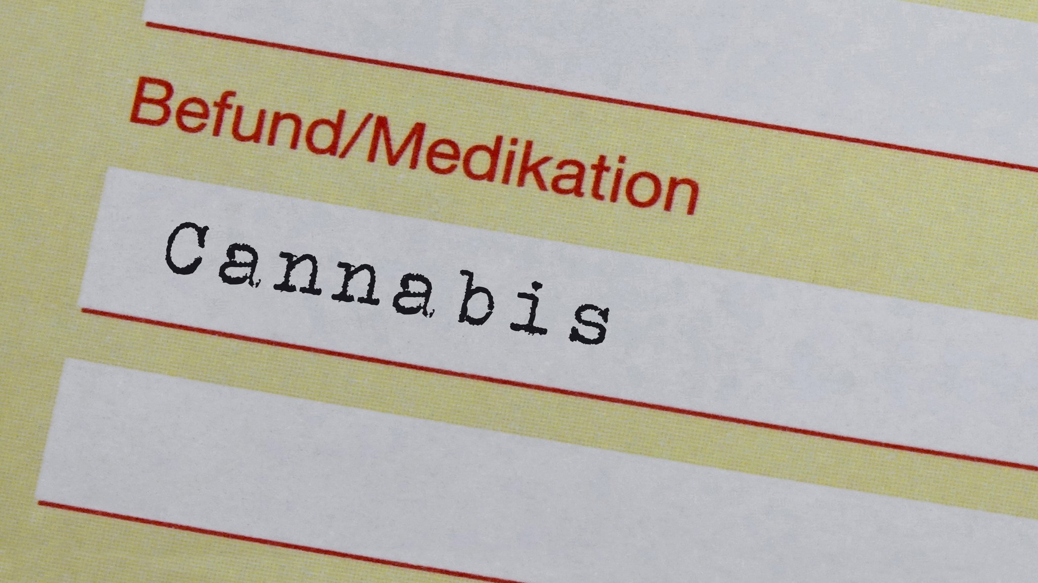 Auf einem Krankenschein wurde der Schriftzug Cannabis eingetragen (Symbolbild). | Bild: pa/ZB/Sascha Steinach Auf einem Krankenschein wurde der Schriftzug Cannabis eingetragen (Symbolbild).