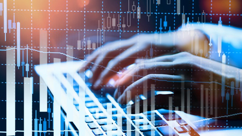 Zwei Hände auf einer Tatstatur optisch überlagert von Aktien-Charts | Bild: picture alliance / Klaus Ohlenschläger Zwei Hände auf einer Tatstatur optisch überlagert von Aktien-Charts