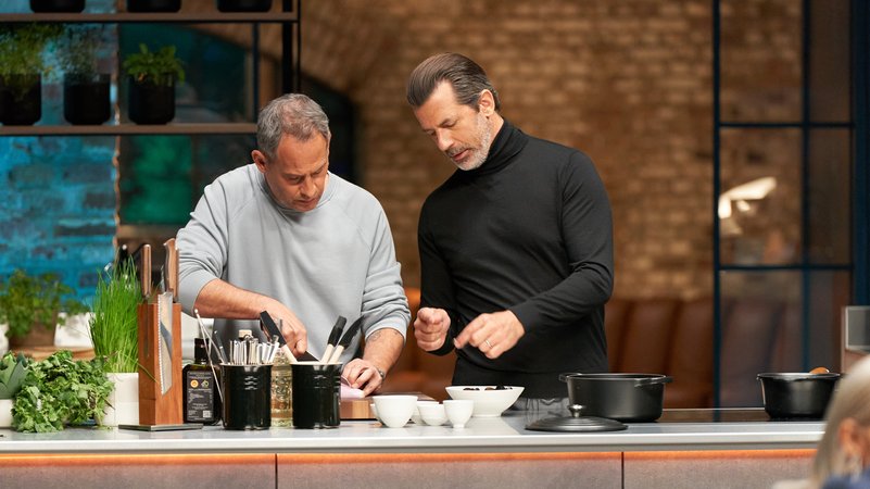 Moritz Bleibtreu und Sternekoch Andreas Caminada in "Dinner Club" | Bild: Amazon Prime Moritz Bleibtreu und Sternekoch Andreas Caminada in "Dinner Club"